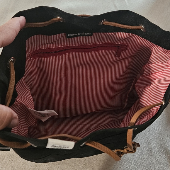 NEW, HERSCHEL BUCKET BAG - Picture 7 of 8